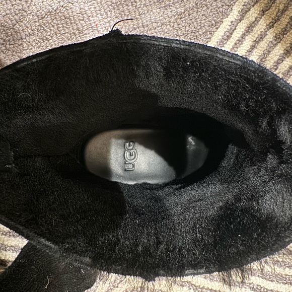 Very comfortable Uggs with  wooden heel which will give you a lot of style - Picture 4 of 6